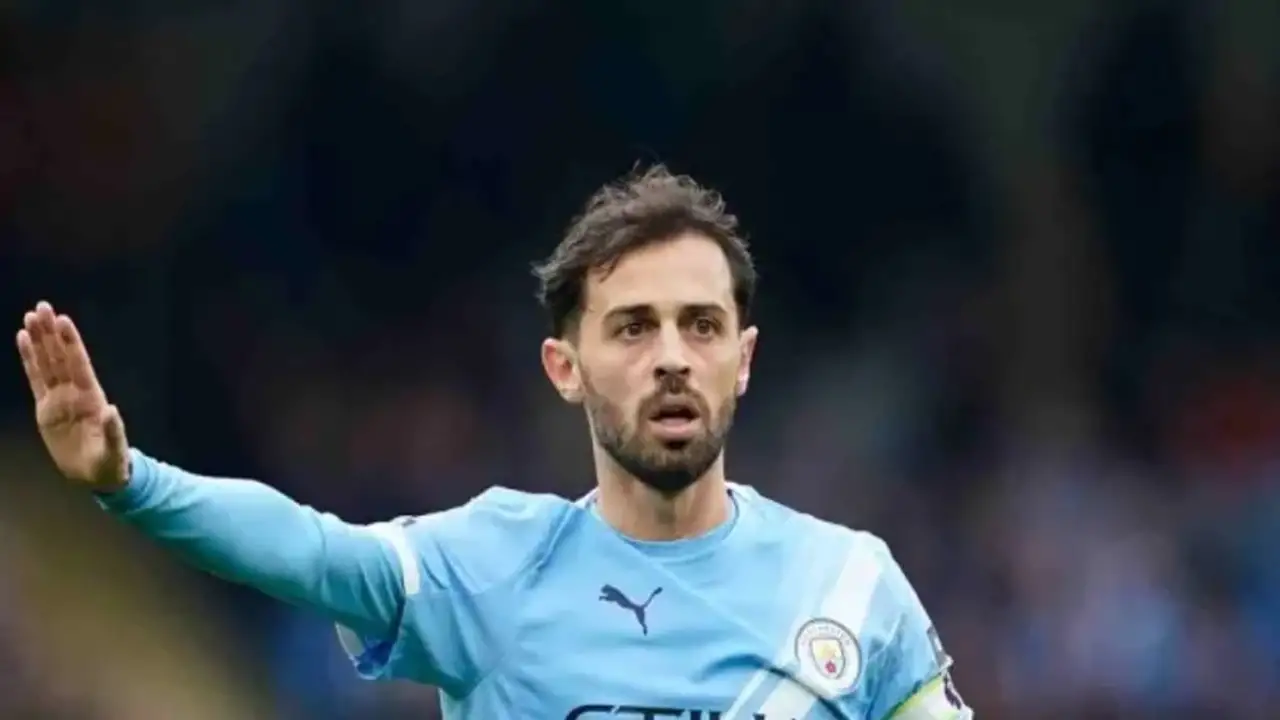 يولي برشلونة الأولوية للتعاقد مع برناردو سيلفا في صفقة انتقال حر على الرغم من وفرة لاعبي خط الوسط لديه.